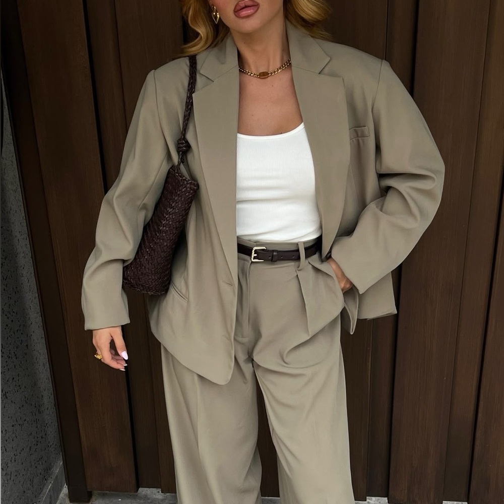 Meshki Simone Oversized Olive Blazer 
size XS
Super cute but too big on me